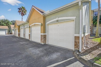 Low maintenance living in this beautifully updated 1 bedroom, 1 - photo 4