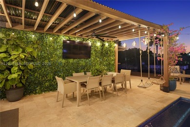 Spectacular single-family pool home featuring 4 bedrooms and 4 - photo 4
