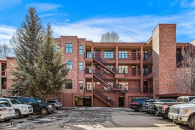 Riverfront luxury in the heart of Basalt. These two beautifully - photo 29