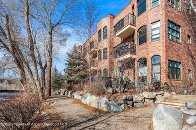 Riverfront luxury in the heart of Basalt. These two beautifully - photo 30