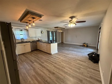 Looking for a great starter home in an established neighborhood? - photo 3