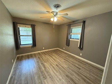 Looking for a great starter home in an established neighborhood? - photo 6