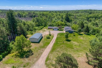This country home is situated in a private setting just minutes - photo 2