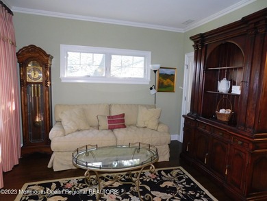 This beautifully crafted Jersy Shore home offers stylish - photo 8