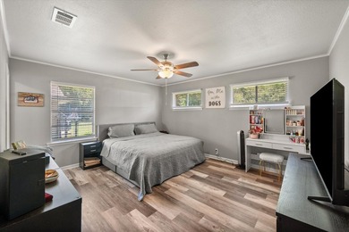 Welcome home to this beautifully updated 3-bedroom, 2-bath home - photo 10