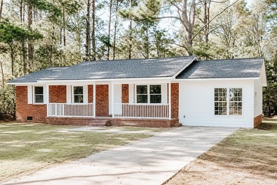Must-see in Myrtle Beach! Sold AS IS . This charming 3-bedroom - photo 1
