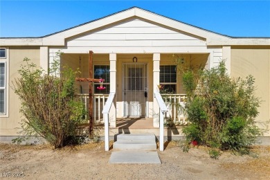 Charming 1.1 Acre Home with Gorgeous Mountain Views! Welcome to