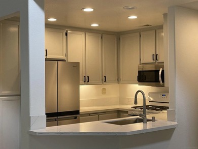 End unit in a private and quiet location overlooking trees in - photo 2