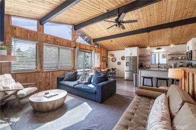 Spectacular Moonridge Retreat! Ideally located just moments from - photo 2