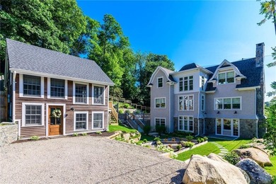 19 East Hills Road presents a rare opportunity to own a - photo 1