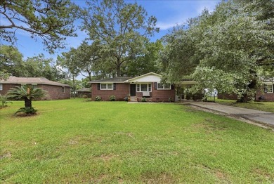 Welcome home to this charming Charleston home featuring - photo 1