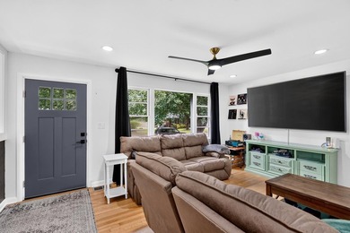 Welcome to the 3 bedroom 2 bath single family home, a charming - photo 4