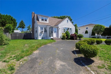 Welcome to this spacious 3-bedroom expanded Cape situated on an - photo 3