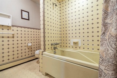 Welcome to this spacious 3-bedroom expanded Cape situated on an - photo 10
