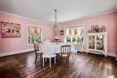 Welcome to this sun-drenched and charming Tudor-style residence - photo 12