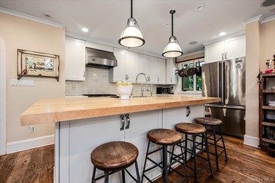 Welcome to this sun-drenched and charming Tudor-style residence - photo 15