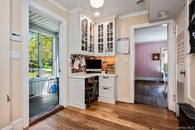 Welcome to this sun-drenched and charming Tudor-style residence - photo 16