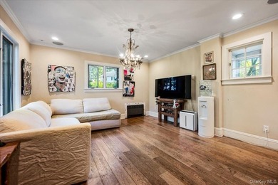 Welcome to this sun-drenched and charming Tudor-style residence - photo 17