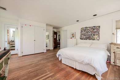 Welcome to this sun-drenched and charming Tudor-style residence - photo 20