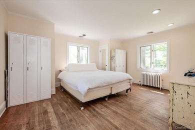 Welcome to this sun-drenched and charming Tudor-style residence - photo 22