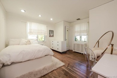 Welcome to this sun-drenched and charming Tudor-style residence - photo 23