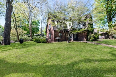Welcome to this sun-drenched and charming Tudor-style residence - photo 26