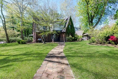 Welcome to this sun-drenched and charming Tudor-style residence - photo 27