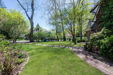 Welcome to this sun-drenched and charming Tudor-style residence - photo 29
