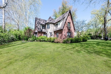 Welcome to this sun-drenched and charming Tudor-style residence - photo 30
