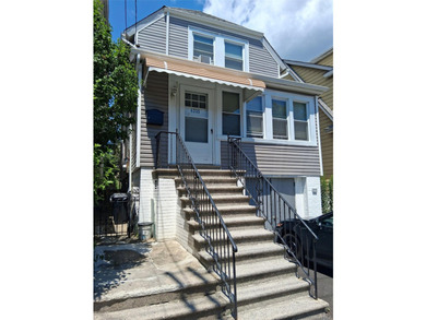 Welcome to this beautifully renovated detached single-family - photo 2