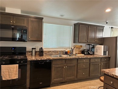 Gorgeous 4 Bedrooms, 2 Baths built in 2018, great open floor - photo 9