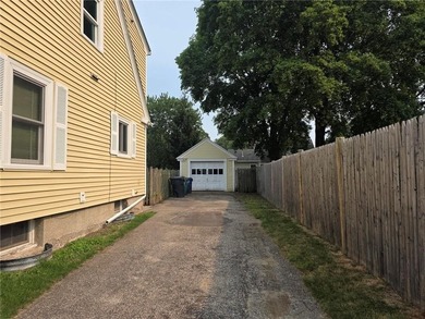 First offering Classic cape cod in the heart of Warwick - photo 2