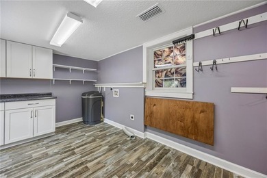 Plenty of space in Downtown Historic Saint Marys! Sitting - photo 12