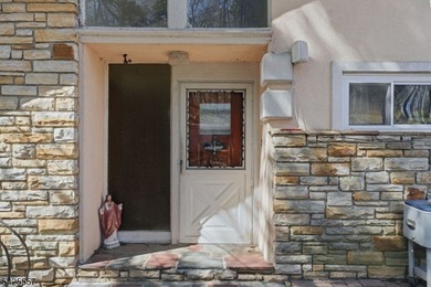 Spacious 4-bedroom, 3-bath waterfront home located on Crescent - photo 13