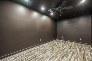 Plenty of space in Downtown Historic Saint Marys! Sitting - photo 18
