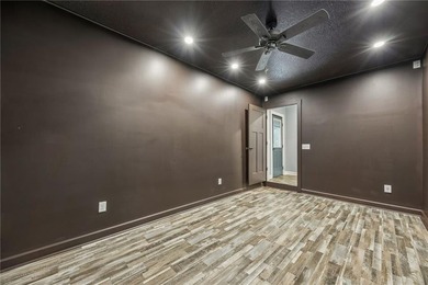 Plenty of space in Downtown Historic Saint Marys! Sitting - photo 19