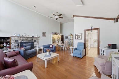 Spacious 4-bedroom, 3-bath waterfront home located on Crescent - photo 19