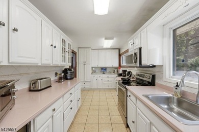 Spacious 4-bedroom, 3-bath waterfront home located on Crescent - photo 20