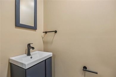 Plenty of space in Downtown Historic Saint Marys! Sitting - photo 21