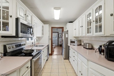Spacious 4-bedroom, 3-bath waterfront home located on Crescent - photo 21