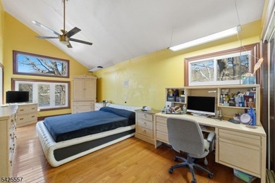 Spacious 4-bedroom, 3-bath waterfront home located on Crescent - photo 23
