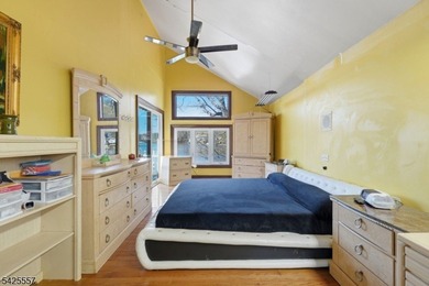 Spacious 4-bedroom, 3-bath waterfront home located on Crescent - photo 24