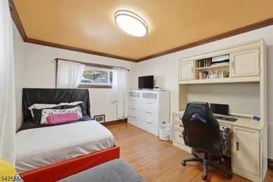 Spacious 4-bedroom, 3-bath waterfront home located on Crescent - photo 28