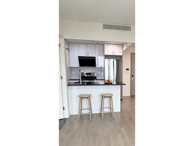 Located in the heart of Flushing. Close to supermarket. Walking - photo 3