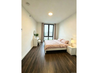 Located in the heart of Flushing. Close to supermarket. Walking - photo 4