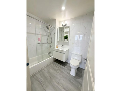 Located in the heart of Flushing. Close to supermarket. Walking - photo 5