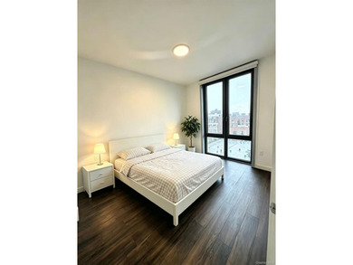 Located in the heart of Flushing. Close to supermarket. Walking - photo 6