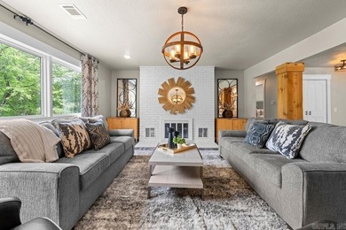 Welcome to this beautifully updated 3,850 sq ft home offering - photo 10