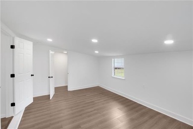 MUST SEE!!! This quaint, 3 bedroom 2 bath, completely renovated - photo 13