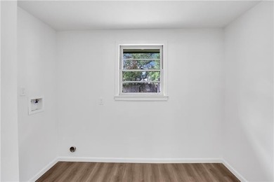 MUST SEE!!! This quaint, 3 bedroom 2 bath, completely renovated - photo 17